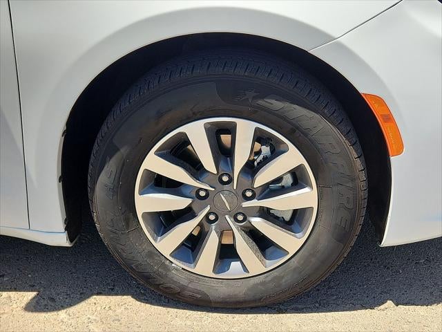 2024 Chrysler Pacifica Select